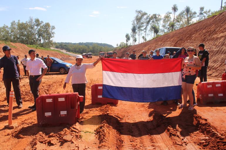 Pobladores De Caacupé cierran zona de obras y exigen pasos peatonales y vehiculares