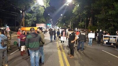 Manifestantes en las inmediaciones de Mburuvicha Róga, este lunes.