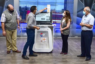 Demostración del uso de la máquina de votación en ABC TV.