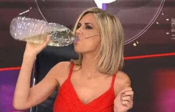 Viviana Canosa tomando cloro en un programa en vivo de la televisión argentina promocionando un método falso para evitar el Covid-19.