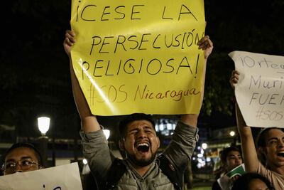 Exiliados nicaragüenses en Costa Rica participan en la "Vigilia de Fe y Libertad", hoy, para protestar contra la detención del obispo de Matagalpa, Rolando Álvarez, por parte del gobierno nicaragüense, en San José (Costa Rica).