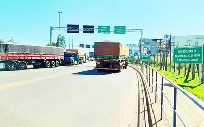 Ayer se empezó a agilizar el cruce de camiones con exportaciones paraguayas hacia Mundo Novo, Brasil.