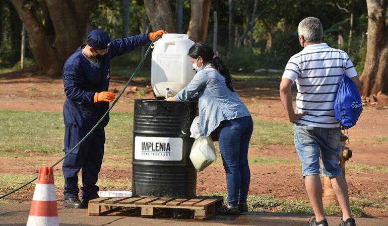 Siempre que encuentre un lavatorio lávese las manos y hágalo correctamente, con agua y jabón, durante al menos 20 segundos.