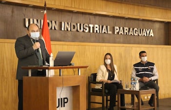 Julio Fernández, titular de Aduanas, dio detalles de la reforma del código aduanero, en la UIP.