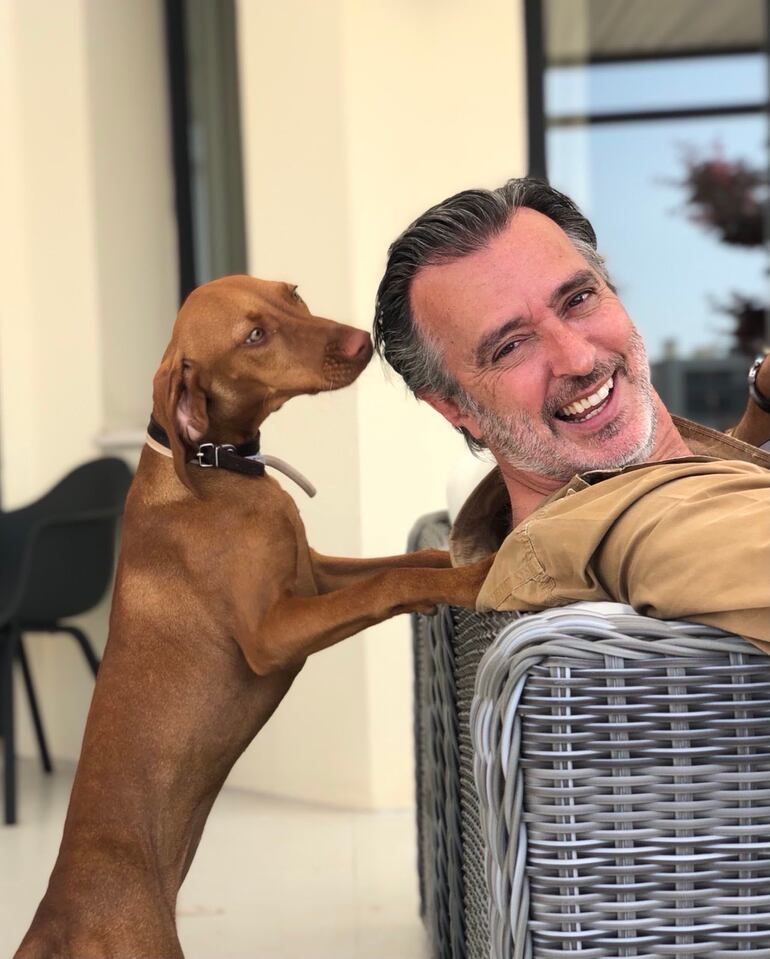 João Cotrim Figueiredo con su perra Bala