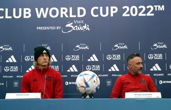 David Luiz y Vitor Pereira, zaguero y entrenador del Flamengo, durante conferencia previa al duelo contra Al Hilal por una de las semifinales del Mundial de Clubes.