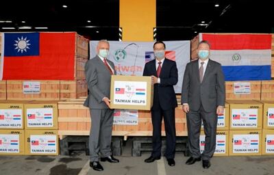 El embajador en Taipéi, Marcial Bobadilla (i), recibió la donación.