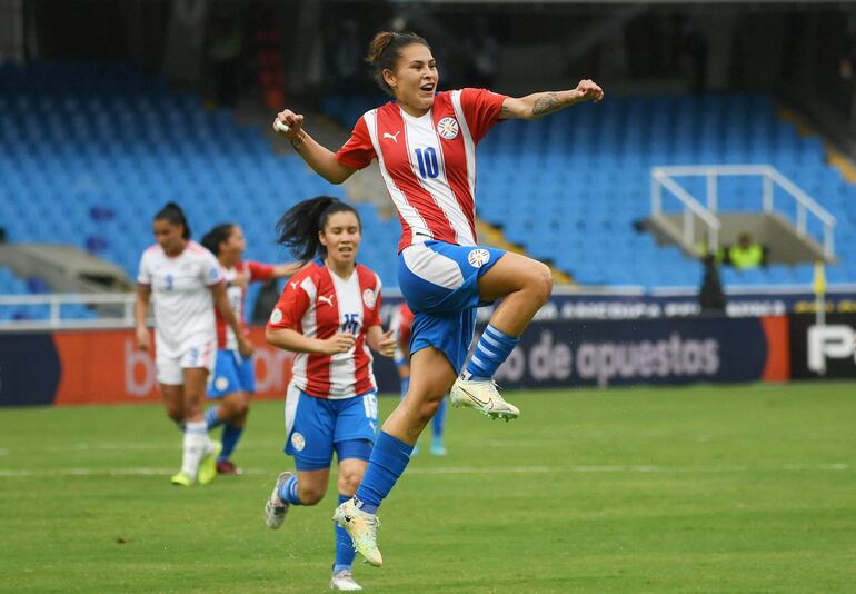 La paraguaya Jéssica Martinez celebra luego de meter un gol a Chile.