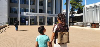 Mónica Venialgo Barzalá, junto a su hijo de cinco años, frente al IPS Regional de Ciudad del Este.