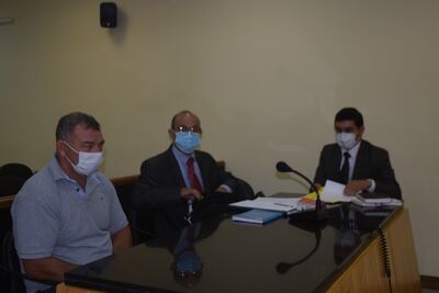 El intendente Pedro Chávez, acompañado de sus abogados, en la sala de juicio oral.