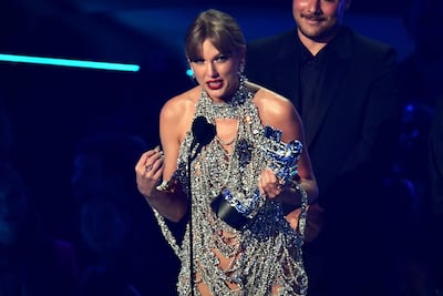 TOPSHOT - US singer-songwriter Taylor Swift (L) accepts the award for Best longform video during the MTV Video Music Awards at the Prudential Center in Newark, New Jersey on August 28, 2022. (Photo by ANGELA WEISS / AFP)