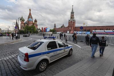 Un automóvil de policía frente al Kremlin y la Plaza Roja de Moscú, este miércoles.