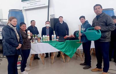 Docentes y alumnos reciben implementos agrícolas y semillas para iniciar el cultivo hortícola.