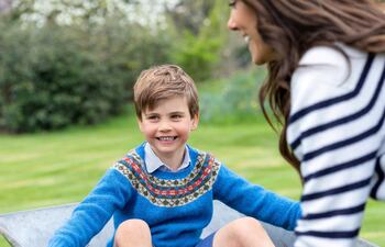 "Un muy feliz cumpleaños al Príncipe Louis", escribieron en la cuenta oficial del príncipe y princesa de Gales.
