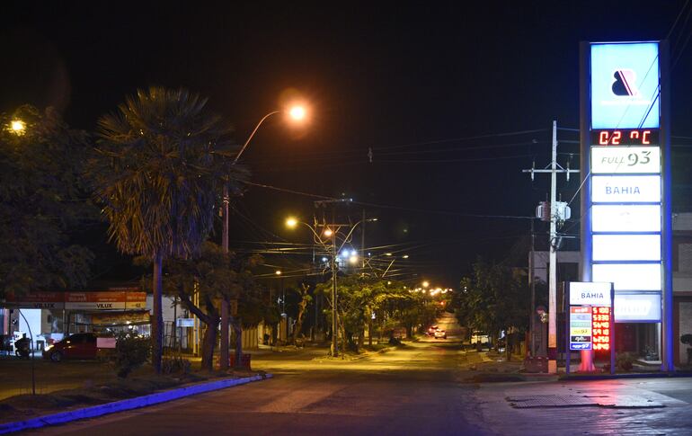 El termómetro callejero señala que la temperatura esta madrugada llegó a los 2°C en la zona de la avenida Artigas. 