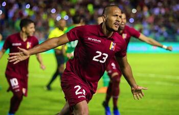 Salomón Rondón marcó anoche tres goles para Venezuela ante Bolivia.