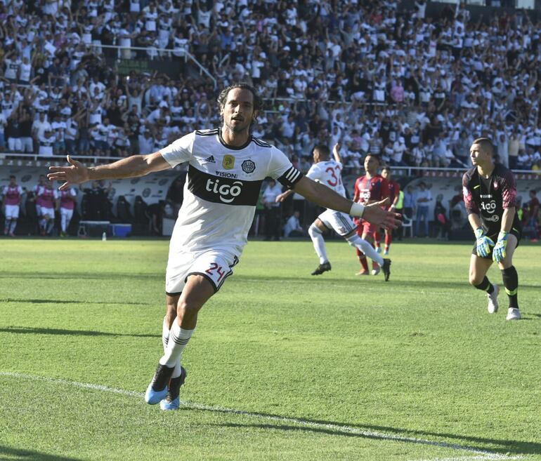 Cerro ganaba por 1-0 pero Roque Santa Cruz anotó el empate para el local.