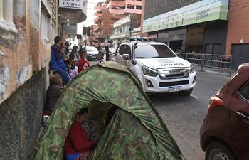 Indígenas de varias comunidades acampan en Asunción en reclamo de asistencia de varios ministerio, entre ellos de Educación.