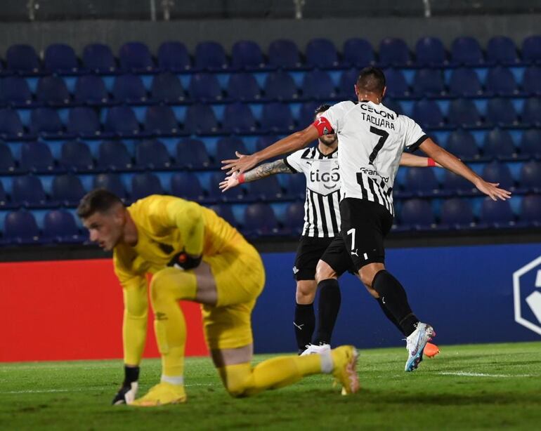 Comienza el festejo de Oscar Cardozo que anotó su segundo gol en el torneo esta temporada