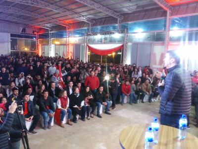 El precandidato a presidente por el movimiento Honor Colorado, Santiago Peña, instó a los jóvenes a participar en política, durante un encuentro que mantuvo aquí esta noche.