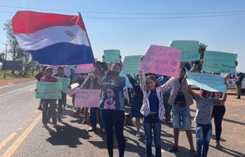 Los lugareños realizaron varias peticiones durante la movilización.