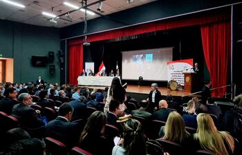 El Foro Internacional organizado por la asociación State Alumni Paraguay y el Centro de Estudios Hemisféricos se realizó en el rectorado de la UNE. La Corte Suprema se retiró de la organización e intentó suspender al Foro, sin embargo, este se realizó sin mayores contratiempos con una masiva concurrencia nacional e internacional en el auditorio.