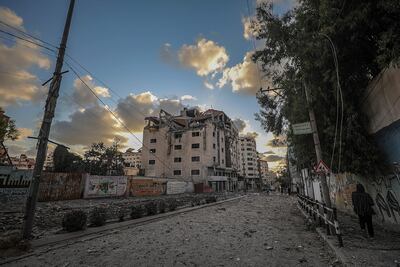 Gaza (---), 17/05/2021.- A Plestinian woman walks next to a destroyed building after an israeli air strike in Gaza City, 17 May 2021. In response to days of violent confrontations between Israeli security forces and Palestinians in Jerusalem, various Palestinian militants factions in Gaza launched rocket attacks since 10 May that killed at least six Israelis to date. Gaza Strip's health ministry said that at least 65 Palestinians, including 13 children, were killed in the recent retaliatory Israeli airstrikes. Hamas confirmed the death of Bassem Issa, its Gaza City commander, during an airstrike. (Atentado, Estados Unidos, Jerusalén) EFE/EPA/HAITHAM IMAD