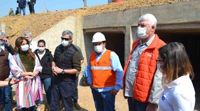 Marito (c) y su esposa Silvana (izq.) frente a un pasafauna en el Tramo 4 de la ruta Bioceánica.