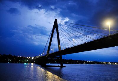 Imponente imagen nocturna del puente internacional San Roque González de Santa Cruz, sobre el río Paraná.