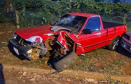 El vehículo Nissan Sunny del año '87 se llevó la peor parte del accidente.