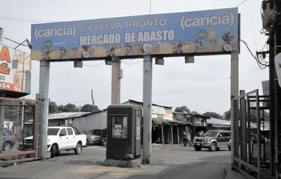 Una de las entradas al Abasto, sin control de temperatura, tapabocas o lavado de manos. Archivo