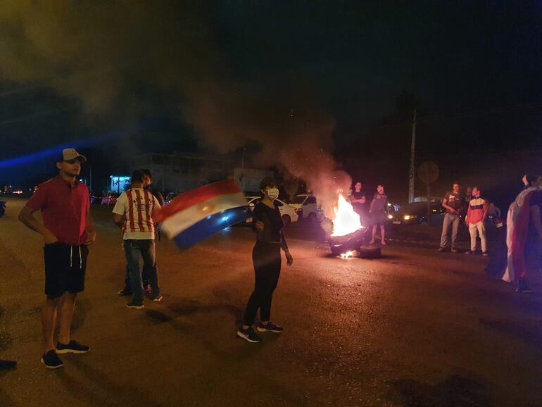 Los manifestantes quemaron cubiertas y cerraron momentáneamente la ruta.