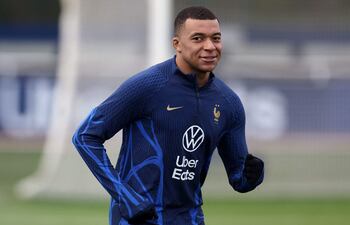Kylian Mbappé, durante la práctica de ayer de la selección francesa.