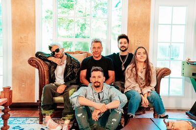 El cantante Ricardo Montaner junto a sus hijos Mau (abajo), Ricky (i) y Eva Luna (d), y su yerno Camilo, quienes grabaron “Amén”.