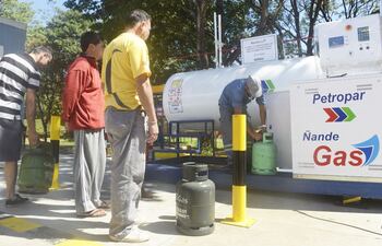 Personas recargando sus garrafas en estaciones Petropar. (Imagen de archivo).
