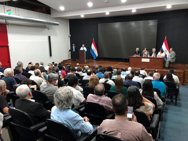El monseñor Mario Melanio Medina se dirige al numeroso público que asistió al acto de lanzamiento del último libro de los Canese.