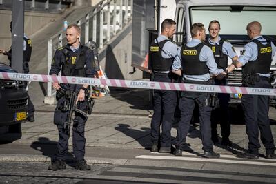 La policía se reúne en la escena del crimen frente al centro comercial Field's, en Copenhague, un día después de un tiroteo que dejó al menos tres muertos.