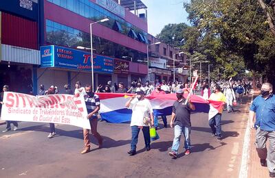 Marcha del grupo de exempleados de la Municipalidad de Ciudad del Este realizada el sábado.