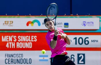 El argentino Francisco Cerúndulo avanza en el Abierto de su país, en Buenos Aires.
