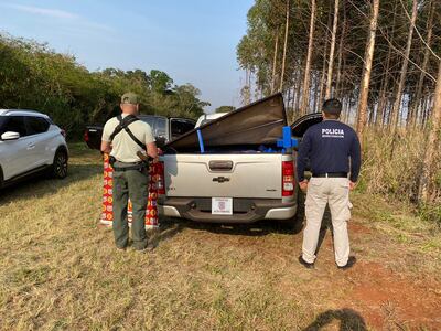 La camioneta cargada con marihuana fue abandonada por los traficantes en Minga Guazú.