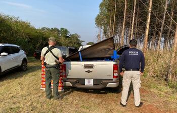 La camioneta cargada con marihuana fue abandonada por los traficantes en Minga Guazú.