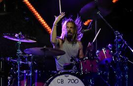 Taylor Hawkins un show en Santiago de Chile. El músico estuvo junto a los Foo Fighters en Paraguay un par de días antes de su fallecimiento, pero no pudieron tocar debido a la intensa lluvia que obligó a cancelar el festival Asunciónico.