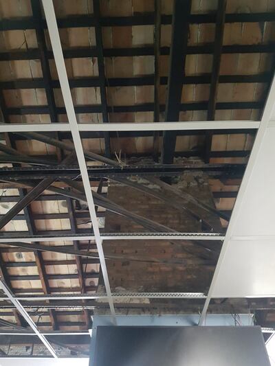 Pésima situación del techo y el cielo raso en parte del IPS- Nanawa sobre la Avda. Artigas.