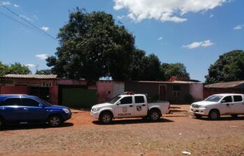 Fachada de la casa allanada por Antinarcóticos de la Policía Nacional