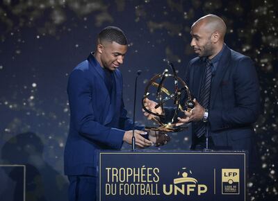 Kylian Mbappe recibe de Thierry Henry el trofeo de Mejor Jugador de la Ligue 1 temporada 2021/2022.