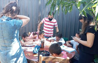 Estudiantes universitarios de  Trabajo Social y Sociología apoyan en sus tareas a niños del Bañado.
