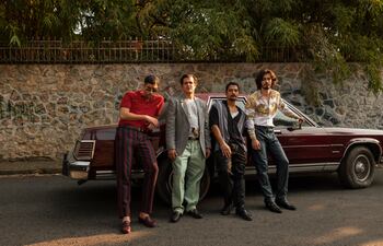 El cantante Bad Bunny (izquierda), junto a Alfonso Dosal, Bobby Soto y Manuel Masalva en una de las imágenes reveladas por Netflix de la tercera temporada de "Narcos: México".