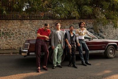 El cantante Bad Bunny (izquierda), junto a Alfonso Dosal, Bobby Soto y Manuel Masalva en una de las imágenes reveladas por Netflix de la tercera temporada de "Narcos: México".