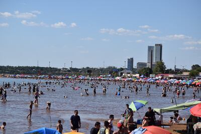 La playa San José de Encarnación colmada de veraneantes. Miles de visitantes pasaron el primer día del año 2022 disfrutando de las playas encarnacenas sobre el río Paraná.