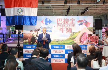 Un acto oficial de presentación de la carne paraguaya en los supermercados Carrefour presidió en Taiwán, el embajador Marcial Bobadilla.